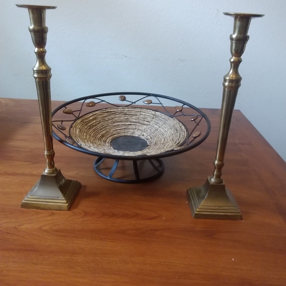 Brass candles holder and woven basket - Picture 9 of 10